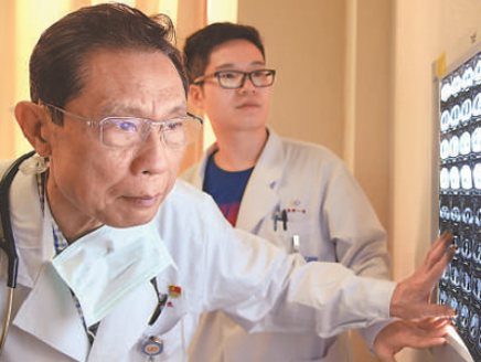 钟南山获“共和国勋章”人民日报：大医精诚写大爱