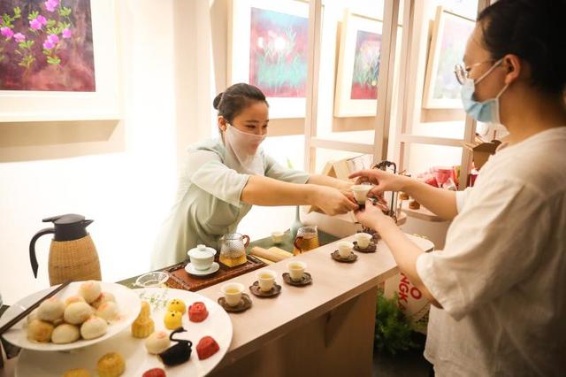 普洱红烧肉、20年花雕王、川辣味牙膏了解一下，数十家首店打造新天地餐厅周