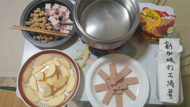 454期：新加坡打工涛哥，吃火锅，方便面版的，多少有点寒酸啊