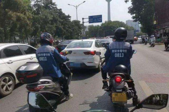 两男子网购囚服上街被行政拘留【三分钟法治新闻全知道】