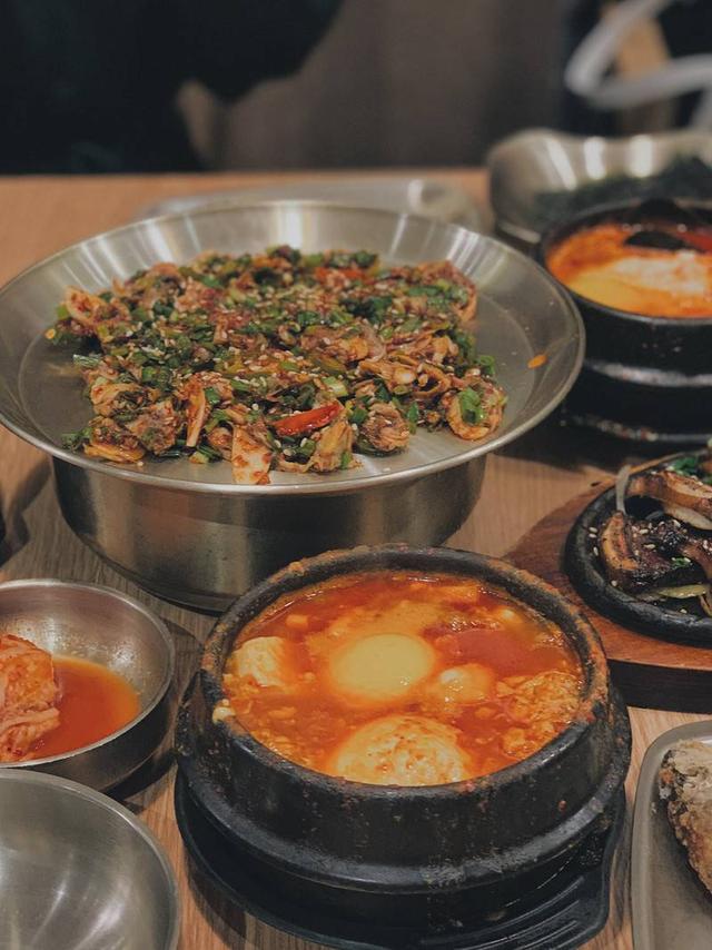 新加坡美食| 不能错过的韩式北仓洞豆腐店 推荐一间非常好吃的韩国餐厅【SBCD Korean Tofu House】，他家的豆腐都是每日现做，非常新鲜嫩滑，无论做成辣豆腐海鲜汤，还是手工豆腐，味道都很