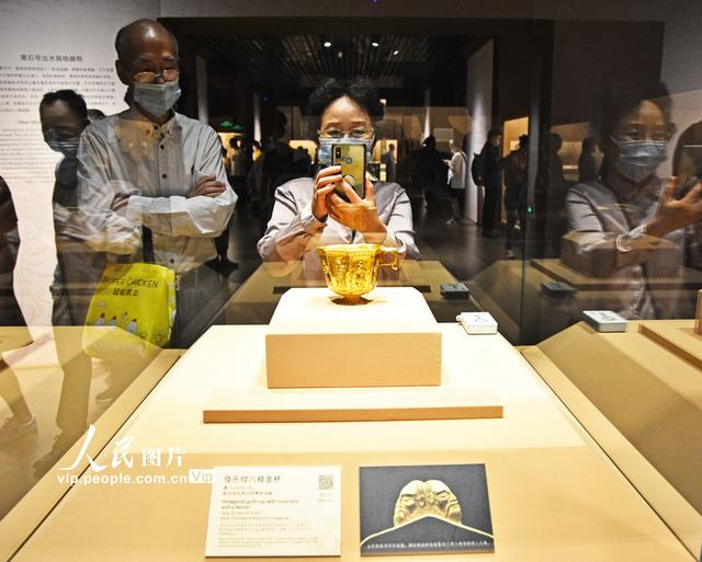 上海：“黑石号”沉船出水珍品展吸引观众