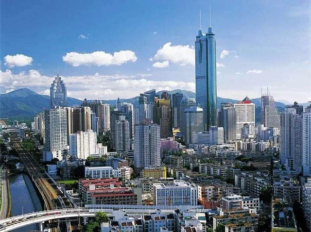 楼市“大飓风”：舍香港奔新加坡，深圳居民的房市有多“痛”