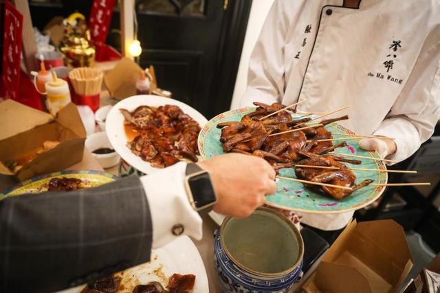 普洱红烧肉、20年花雕王、川辣味牙膏了解一下，数十家首店打造新天地餐厅周