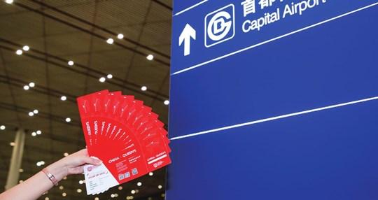 英国大学包机接中国留学生引热议