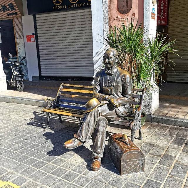 一早赶去海口的骑楼老街，不过这里的早，只针对于海南人民，他们的生活习惯比较晚睡晚起。  我8点30左右到达，居然大部分的商铺还没有开门。非常好！我就喜欢人少！  来到这里，有一种回到马来西亚、新加坡的