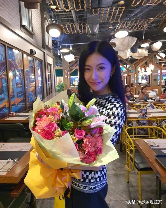 香港知名女星38岁怀二胎，二婚嫁大19岁富豪，婚后被宠成公主