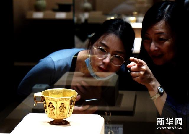 “黑石号”沉船出水珍品在上海展出