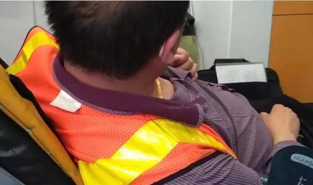 同样好心举动，新加坡巴士车长一遭揍、一点赞？