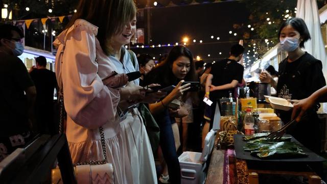 上海唯一看得见“最美天际线”的夜市，靠什么留住烟火气？