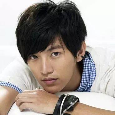 他曾红极一时，开过万人演唱会；如今的他，低调开诊所当牙医