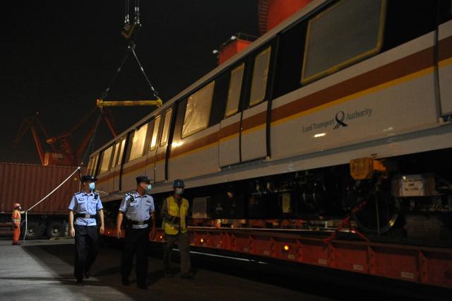 青岛制造地铁列车出口新加坡，黄岛边检警察这样护送装船