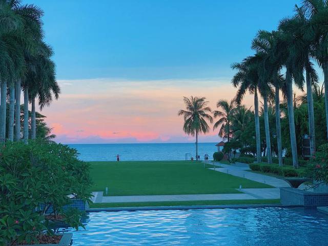 这个夏天，不能去不了泰国也去不了新加坡，去不了巴厘岛也去不了济州岛。那可以国内可以选择的海岛度假地，第一名当然是三亚啦~和闺蜜临时订了行程，从台风天的上海起飞，落在小雨淅沥沥的三亚。海岛度假就这样开始