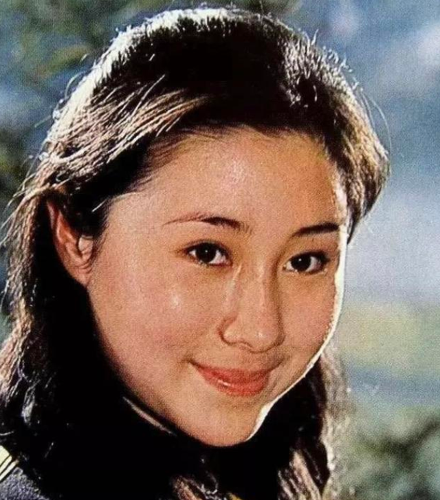 她是《少林寺》女主角，巅峰时移民新加坡，回国"捞金"身价上亿