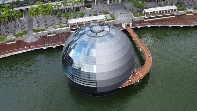 苹果首家“水上门店”正式开幕：漂浮在新加坡滨海湾的水晶球