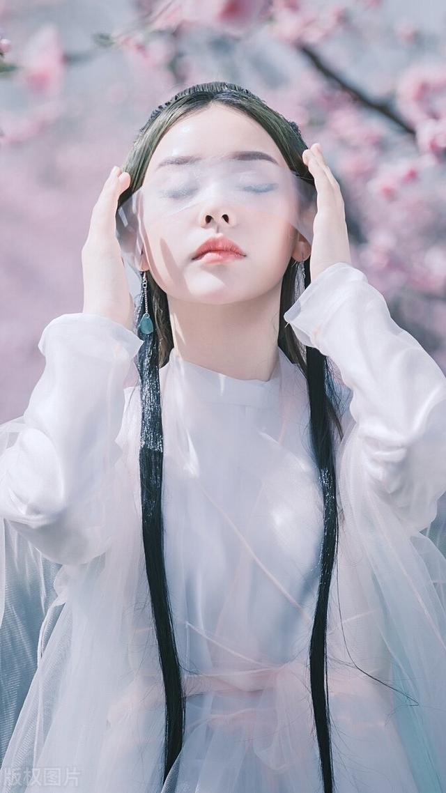 朝花夕拾感知世间的存在与虚无，月光是地狱和天堂交界，泄漏的眼