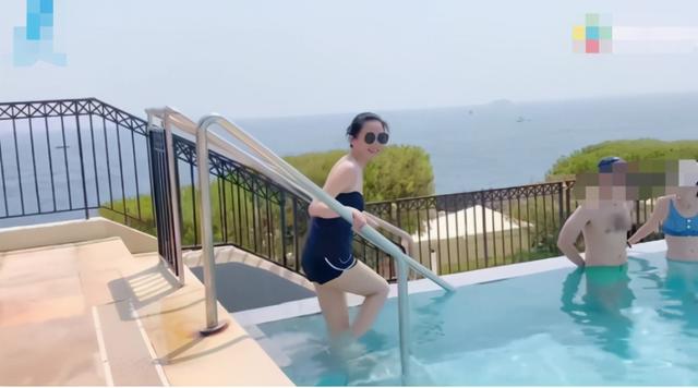 51岁许晴大方晒泳装照，身材火辣让人羡慕，未婚无子也依然幸福