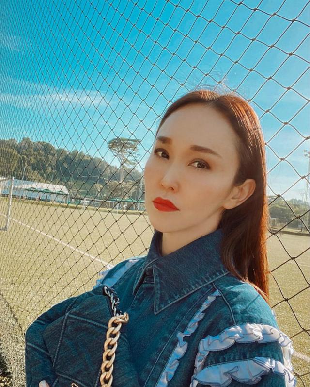 传奇美女演员拍写真，蛇精脸抢镜，暴瘦明显腿细似麻杆