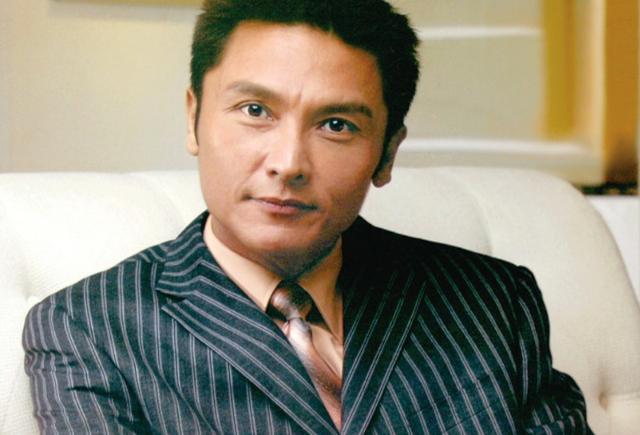 关礼杰，事业巅峰却高调娶妻，婚姻30年零绯闻，这才是真男人