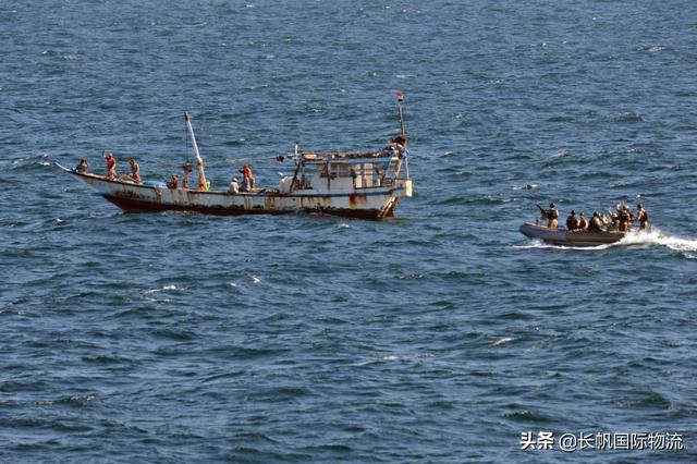 新加坡海峡三艘散货船遭遇海盗袭击