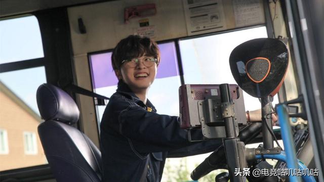 Faker携队友为LOL手游拍广告，无证驾驶的李哥实锤