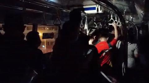 一大波视频+动图，带你感受地铁大瘫痪后的新加坡人人从从从众