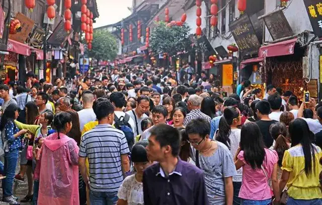 清朝末年，由大量华人下南洋而成立的国家，如今却已全面西化