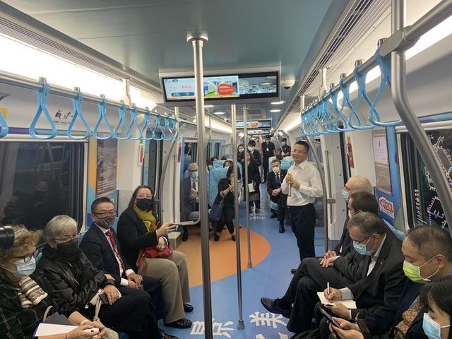 今天，成都地铁18号线迎来一群特殊乘客，他们是谁？