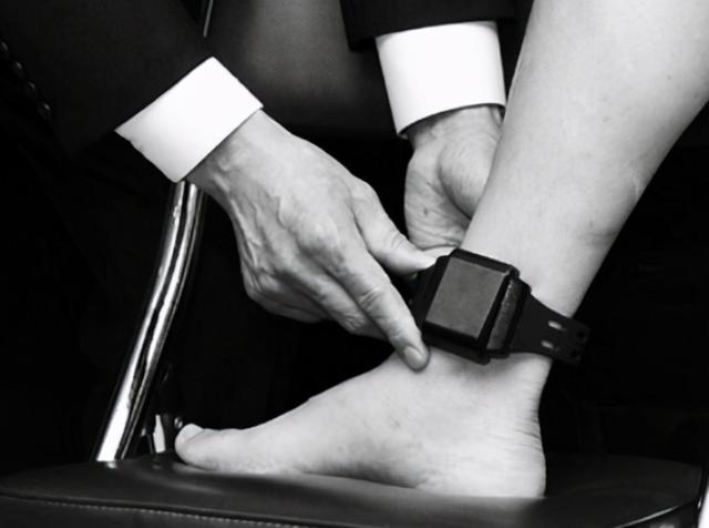 新加坡“滴滴”上发现犯人定位脚环，监控犯人逃逸？