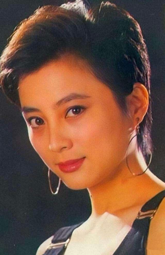 57岁李玲玉近照曝光，“玉兔精”风采依旧，如今混血儿子成骄傲