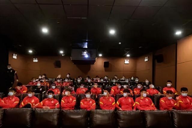 国足组织观看《夺冠》，队员当场飙泪