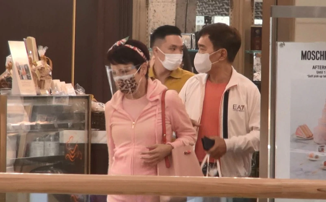 69岁狄波拉粉红装扮娇艳出巡，与机师老公结婚20年恩爱如昔