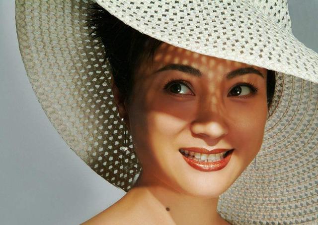 57岁李玲玉近照曝光，“玉兔精”风采依旧，如今混血儿子成骄傲