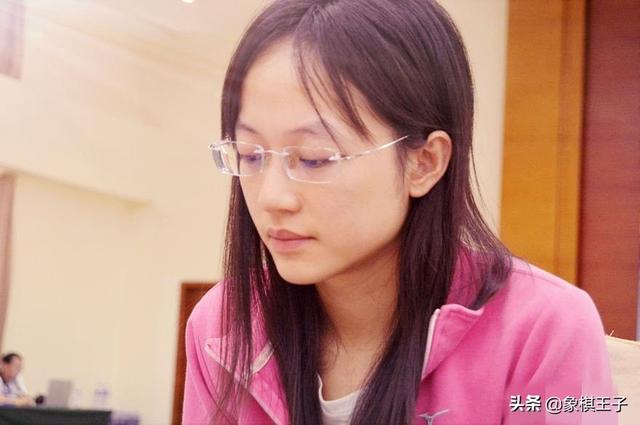 象棋国际比赛惊现送老帅告负，棋坛女神意外输棋，新加坡队三连胜