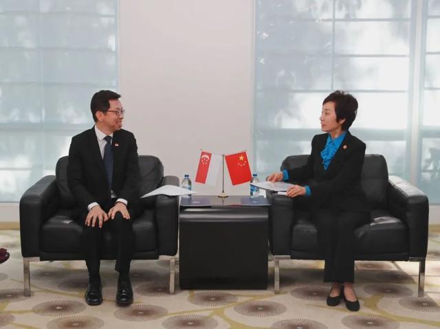 新加坡驻沪总领事蔡簦合一行来访复旦大学