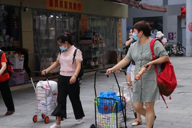 深圳这条250米长的小街，曾每天挤进几万游客