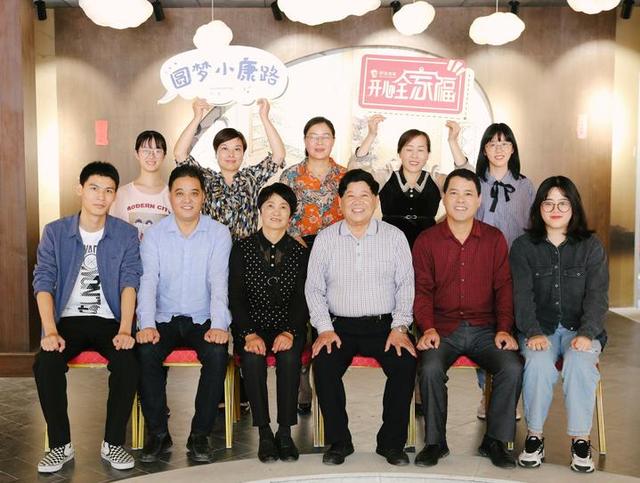流动摄影车首次出发，定格村民“开心全家福”