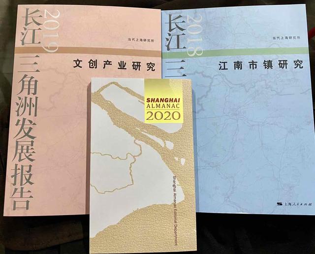 进博会上被“秒空”的英文版上海年鉴，藏着怎样的城市密码