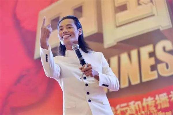 那些成功学“大师”：除了成功骗了那些“韭菜”，他们就没成功过