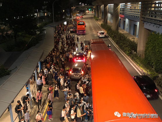 新加坡3地铁线昨同时大瘫痪，公众摸黑在高架上“越轨”走出列车