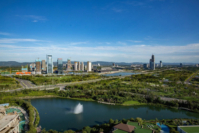 成都的世界面孔丨今天，天府新区总部商务区门户地标建筑封顶