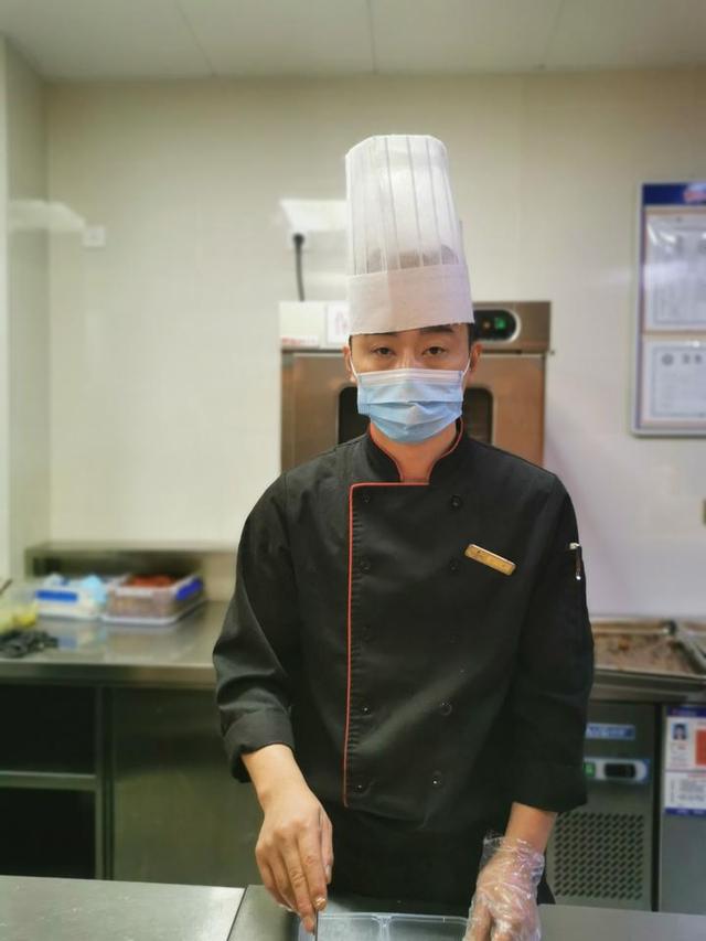 连夜被召回隔离点酒店的甘肃大厨，归心似箭，却遭父亲哥哥齐声反对