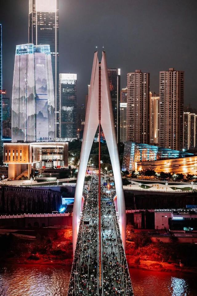 国庆期间楼市火爆，售楼部变成了“洪崖洞”...