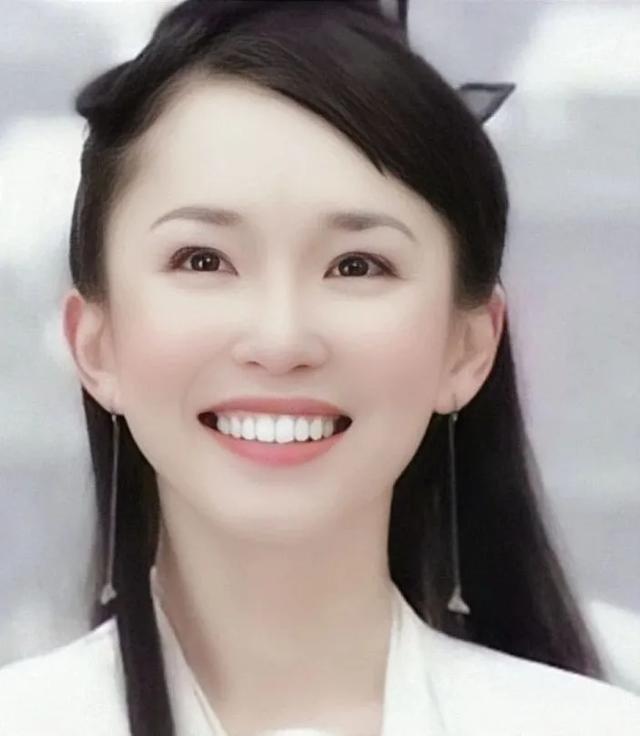 新加坡第一美女49岁冻龄，“姑姑”生生把“过儿”熬成满头银发