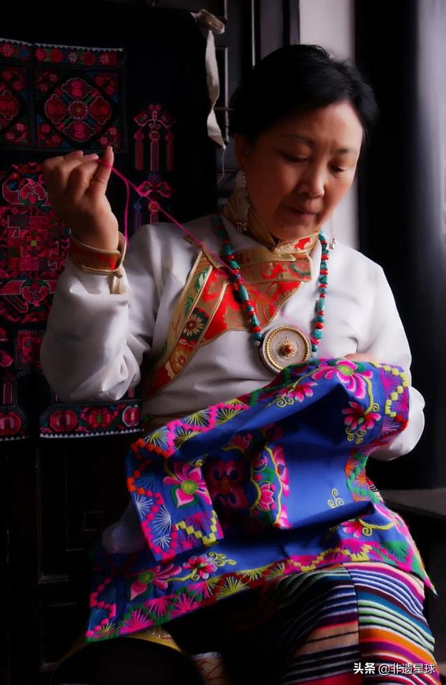 她带领中国的羌绣走向国际化，曾与新加坡总理夫人同台
