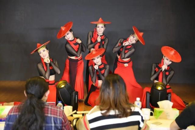 这里，上演了一场才艺达人秀