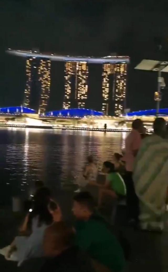 新加坡的夜晚霓虹灯好漂亮。