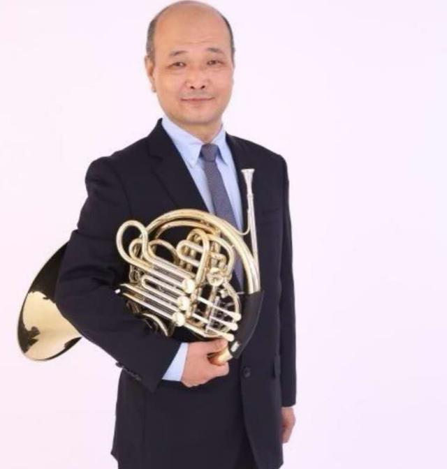 圆号演奏家郑晓明