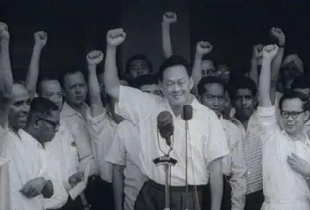 新加坡70%华人，为何一独立便废除汉语？李光耀：汉语有个劣势