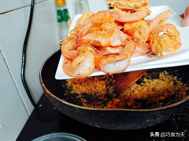 避风塘炒虾的家常做法，大厨说掌握3招，和酒店的一样好吃